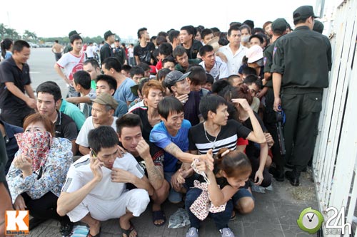 Cả nghìn người xếp hàng mua vé Arsenal - 6