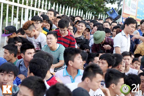 Cả nghìn người xếp hàng mua vé Arsenal - 12