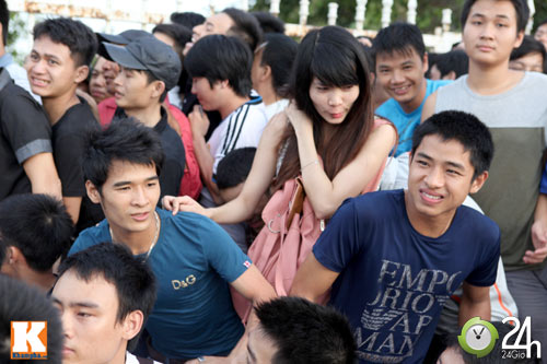 Cả nghìn người xếp hàng mua vé Arsenal - 13