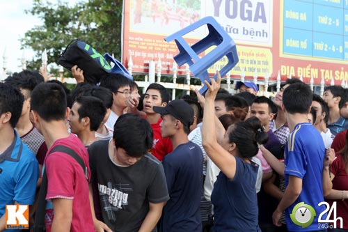 Cả nghìn người xếp hàng mua vé Arsenal - 15