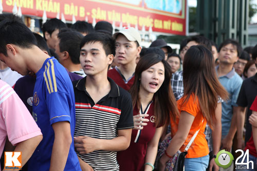 Cả nghìn người xếp hàng mua vé Arsenal - 14