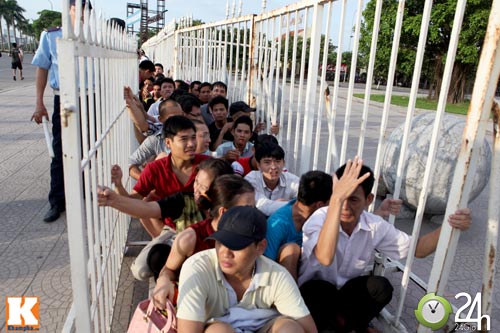 Cả nghìn người xếp hàng mua vé Arsenal - 11