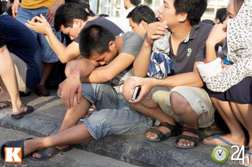 Cả nghìn người xếp hàng mua vé Arsenal - 3