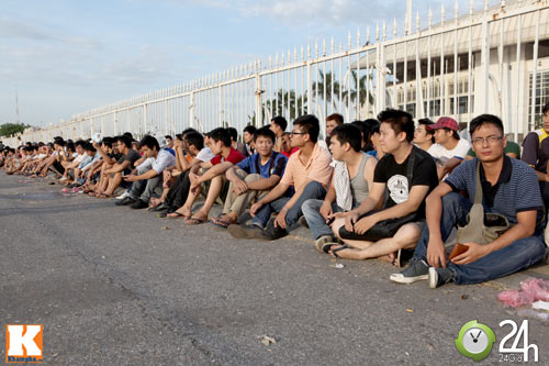 Cả nghìn người xếp hàng mua vé Arsenal - 4