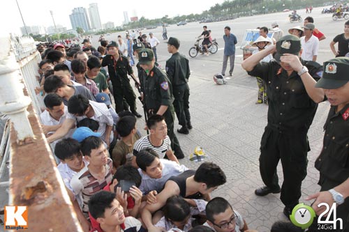 Cả nghìn người xếp hàng mua vé Arsenal - 8