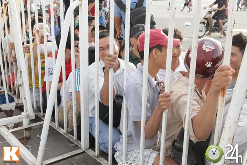 Cả nghìn người xếp hàng mua vé Arsenal - 10