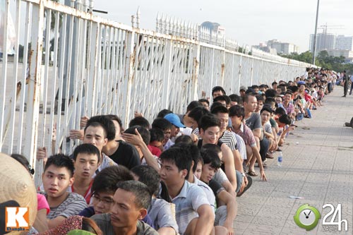 Cả nghìn người xếp hàng mua vé Arsenal - 3