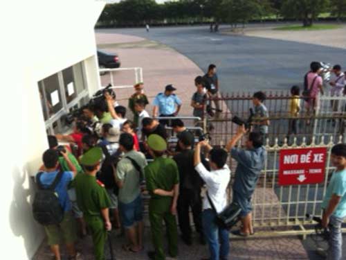 Cả nghìn người xếp hàng mua vé Arsenal - 5