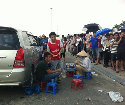 Dịch vụ ăn theo vé trận Arsenal cũng sốt - 4