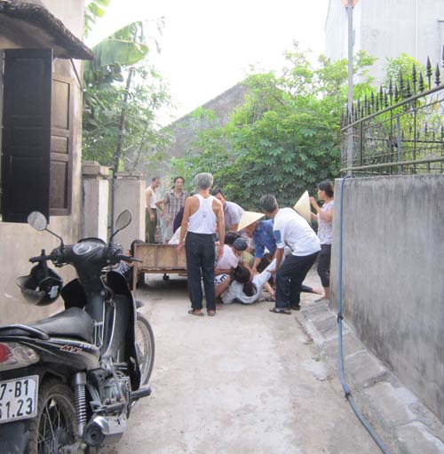 Bé trai 18 tháng tuổi rơi xuống ao tử vong - 2