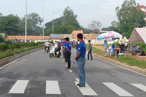 Thí sinh làm thủ tục dự thi ĐH đợt 2 - 11