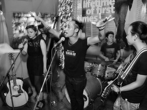 Phạm Anh Khoa cháy hết mình với rock - 6