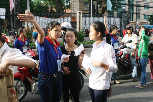 Thí sinh làm thủ tục dự thi ĐH đợt 2 - 6