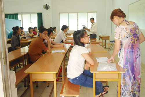 Thí sinh làm thủ tục dự thi ĐH đợt 2 - 3