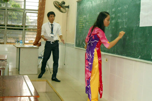 Thí sinh làm thủ tục dự thi ĐH đợt 2 - 2