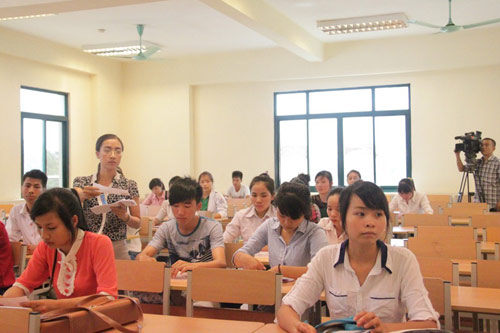 Thí sinh làm thủ tục dự thi ĐH đợt 2 - 12