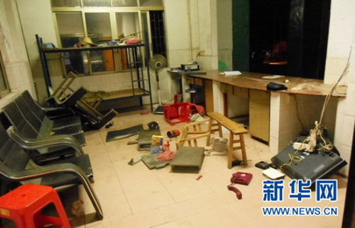 TQ: Công nhân tấn công đồn, bắt cóc cảnh sát - 2