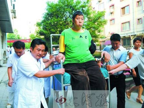 "Người khổng lồ" châu Á nhập viện - 2