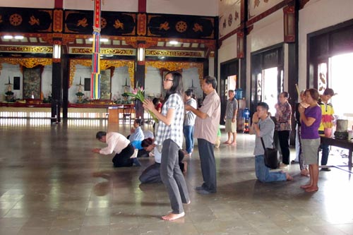 Sĩ tử Sài Gòn lên chùa cầu may - 2