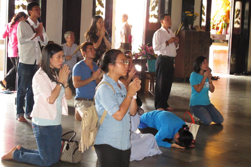 Sĩ tử Sài Gòn lên chùa cầu may - 3