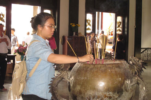 Sĩ tử Sài Gòn lên chùa cầu may - 4