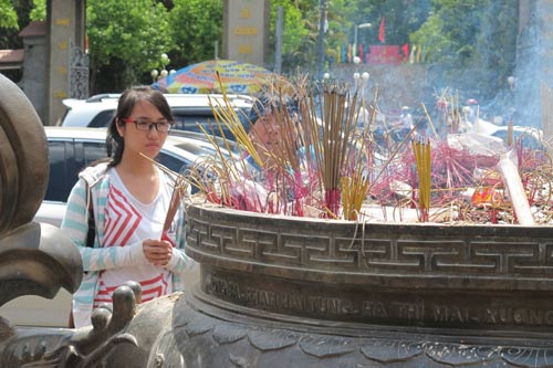 Sĩ tử Sài Gòn lên chùa cầu may - 5