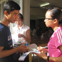 Giáo dục - du học - Giám thị "soi" kỹ mặt thí sinh vì sợ thi hộ