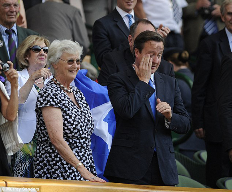 Thủ tướng Anh, David Cameron lau vội nước mắt sau khi chứng kiến Andy Murray đăng quang tại Wimbledon.
