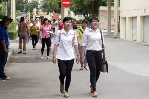 Nhiều thí sinh bị đình chỉ vì mang điện thoại - 2