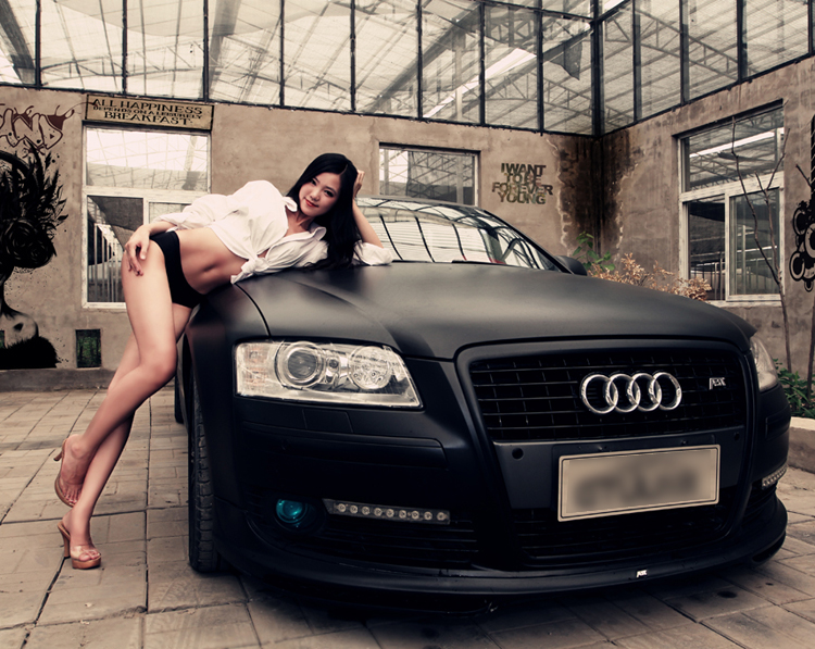 Vẻ đẹp nóng bỏng của chân dài khiến cho 'bóng ma' Audi A8L phần nào cũng phải nhượng bộ.