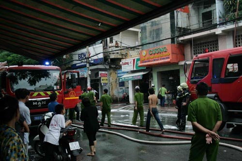 Nhà 4 tầng cháy lớn, vật dụng bị thiêu rụi - 2