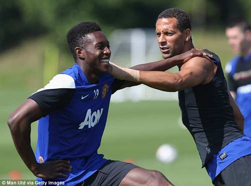 Rooney tươi rói tập luyện cùng MU - 3