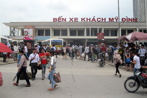 Sĩ tử, phụ huynh uể oải bắt xe về quê - 2