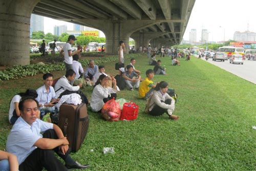 Sĩ tử, phụ huynh uể oải bắt xe về quê - 3