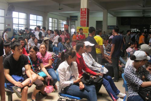 Sĩ tử, phụ huynh uể oải bắt xe về quê - 4