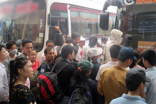 Sĩ tử, phụ huynh uể oải bắt xe về quê - 6