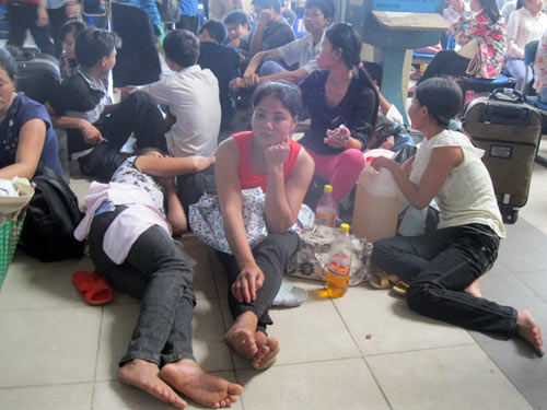 Sĩ tử, phụ huynh uể oải bắt xe về quê - 7