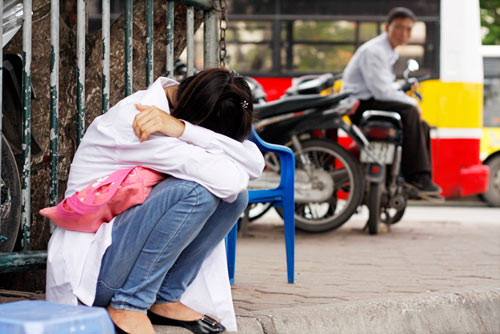 Sĩ tử, phụ huynh uể oải bắt xe về quê - 10