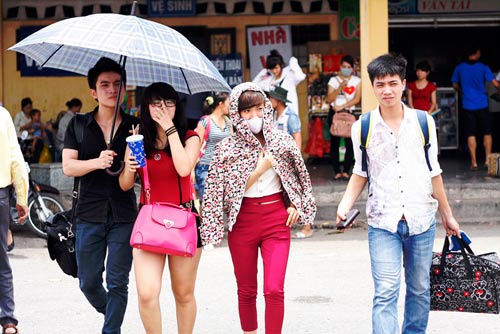 Sĩ tử, phụ huynh uể oải bắt xe về quê - 9