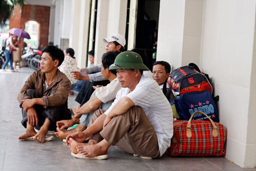 Sĩ tử, phụ huynh uể oải bắt xe về quê - 8