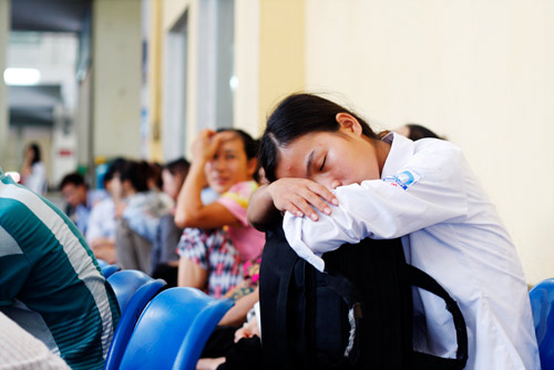 Sĩ tử, phụ huynh uể oải bắt xe về quê - 11