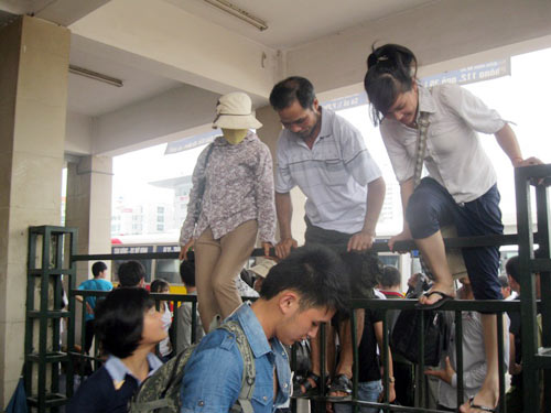 Sĩ tử, phụ huynh uể oải bắt xe về quê - 5