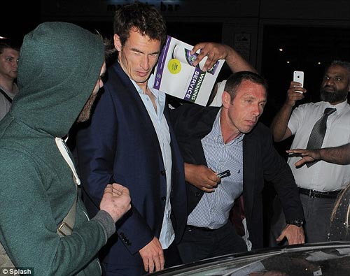 Murray bị CĐV "tấn công" - 3