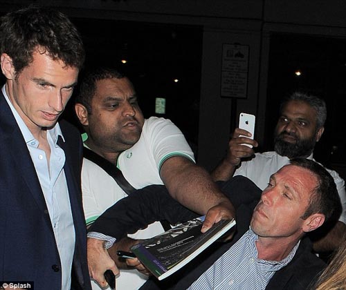 Murray bị CĐV "tấn công" - 7