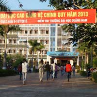 Tin tức trong ngày - Thí sinh xin đi vệ sinh để trộm... điện thoại