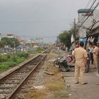 Tin tức trong ngày - Đi thi ĐH về, 2 mẹ con bị tàu hỏa tông