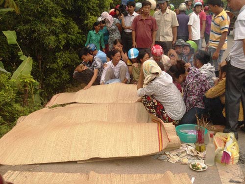 Ô tô rơi ao, 4 người ngạt nước tử vong - 2