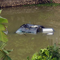 Tin tức trong ngày - Ô tô rơi ao, 4 người ngạt nước tử vong