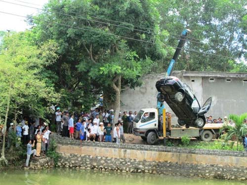 Vụ ô tô rơi ao, 4 người chết: Tạm giữ lái xe - 2