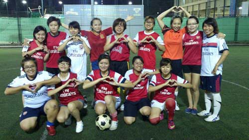 Fan Việt Nam “mở hội” đón Arsenal - 1